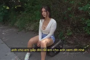 Quan hệ với một cô gái trẻ mặc váy đen, mặc quần áo gợi cảm và ngồi lên ghế sofa từ phía sau và quan hệ mạnh bạo...