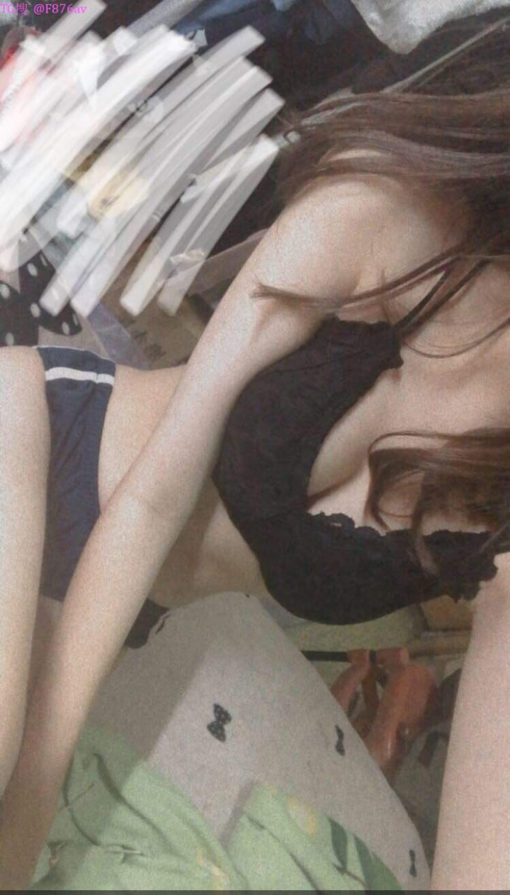 Sau một lần được chị gái dạy hôn, cậu em trai làm liều và muốn đụ chị ấy mỗi ngày
